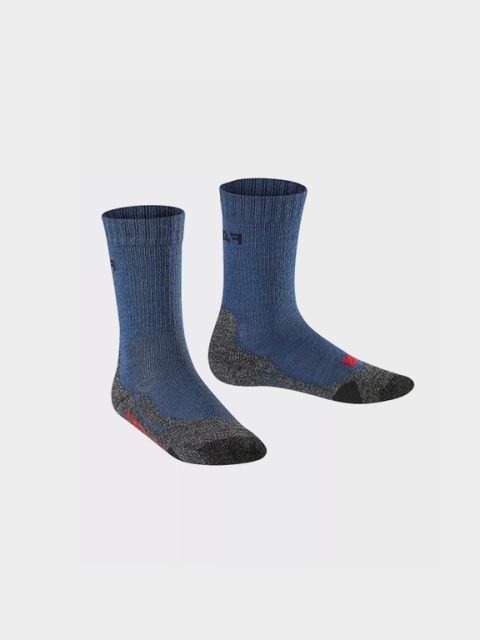 Ein Paar blau-graue Socken mit zusätzlicher Polsterung und Griffigkeit im Fersen- und Zehenbereich, auf einem hellgrauen Hintergrund mit dem Wort „KINDER“ in fetten weißen Buchstaben auf den Socken.