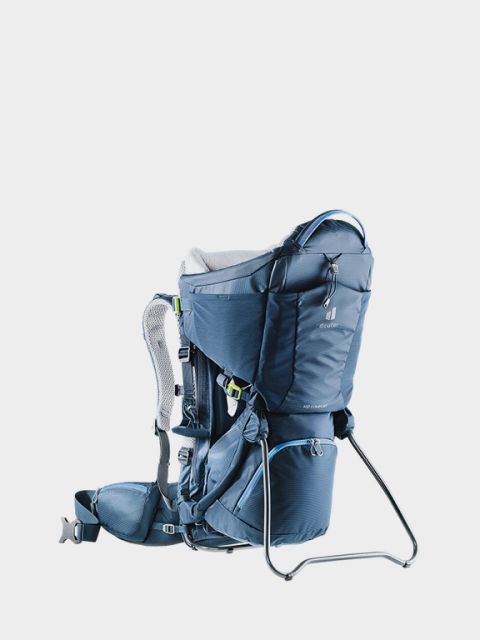 Ein blauer Kindertrage-Rucksack mit integriertem Metallständer, gepolsterten Gurten und sicherem Sitz. Der Text „KINDER-TRAGEN“ erscheint in der oberen linken Ecke in Weiß auf hellgrauem Hintergrund.