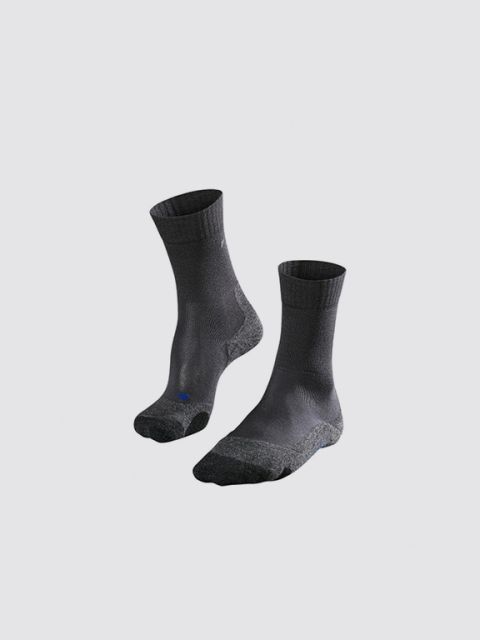 Ein Paar graue Socken auf hellgrauem Hintergrund. Das Wort „SOCKEN“ steht in fetten weißen Buchstaben in der oberen linken Ecke.