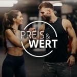 Eine lächelnde Frau und ein Mann in Fitnesskleidung schütteln sich in einem Fitnesscenter die Hände, wobei der Text "PREIS & WERT" in fetten weißen Buchstaben überlagert ist.