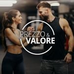 Eine Frau und ein Mann in Sportkleidung lächeln und schütteln sich in einem Fitnessstudio die Hände, wobei der Text "Prezzo & Valore" in einer kreisförmigen Grafik überlagert wird.