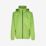 Leuchtend grüne Regenjacke mit Kapuze, Reißverschluss vorne, zwei Reißverschlusstaschen und elastischen Ärmelbündchen, abgebildet vor einem schlichten weißen Hintergrund.